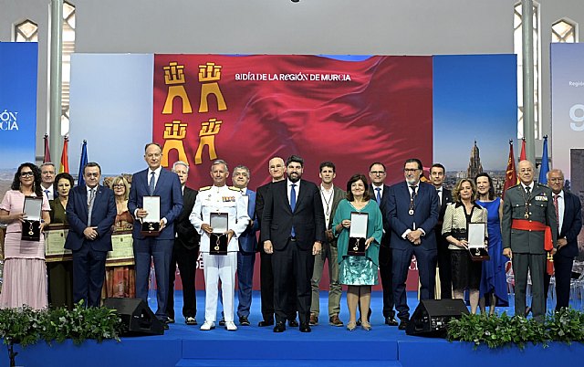 El ciezano Domingo Martínez Palomo recibe de manos del presidente regional la Medalla de Oro por su trayectoria en la Casa de Su Majestad el Rey