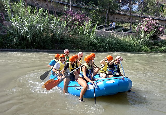 Medio centenar de jóvenes participan en la actividad de rafting juvenil dentro del plan 'Activa tu ocio'