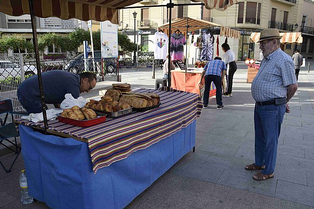 Sabores y olores de otoño para el primer mercadillo artesanal de la temporada promovido por el Ayuntamiento
