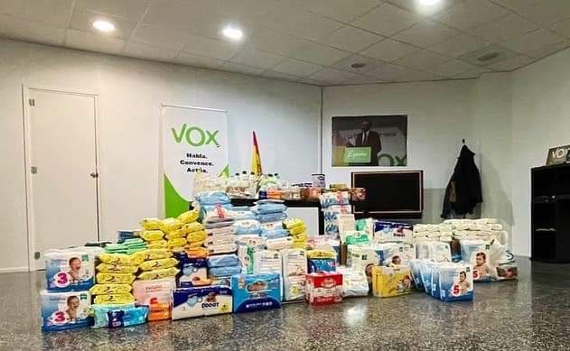 VOX Cieza lleva a cabo una campaña solidaria de recogida de artículos para bebés