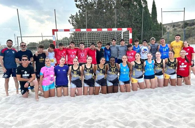 Tres ciezanas en la selección regional de balonmano playa al Campeonato de España