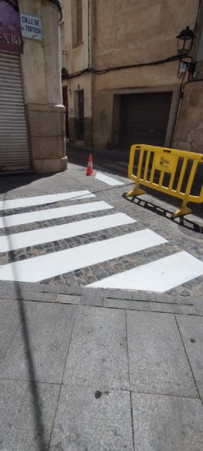 Se inicia el repintado de los pasos de cebra por el casco antiguo