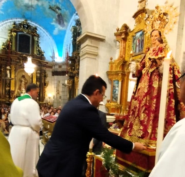 El alcalde cede el bastón de mando del municipio a la Virgen del Buen Suceso