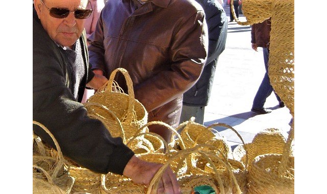 Las tradiciones ciezanas centran la temática del mercadillo artesanal de este domingo