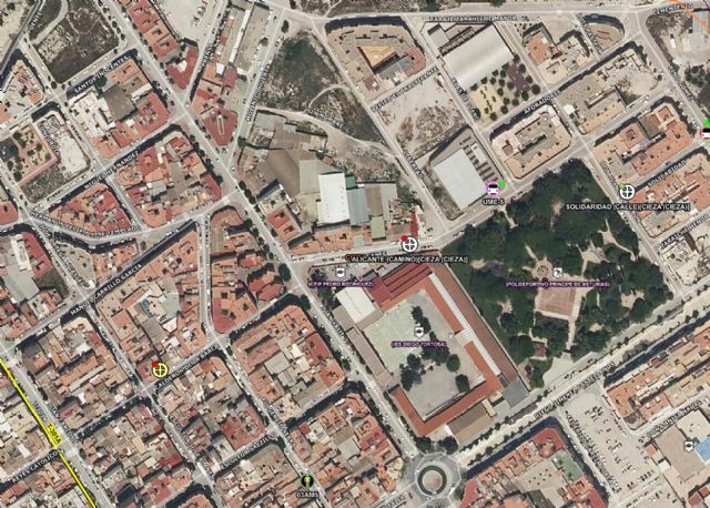 Atienden a un hombre que ha sufrido una caída en los baños de la piscina cubierta de Cieza
