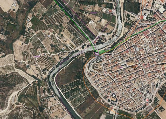 Herido tras sufrir una caída en altura en el puente de hierro en Cieza