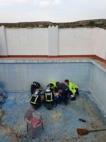 Un hombre resulta gravemente herido al caer a una piscina vacía, en Cieza