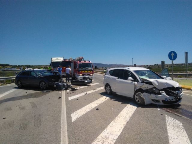 Servicios de emergencia han atendido a 5 personas, 4 de ellas heridas, al colisionar dos turismos en la venta del Olivo