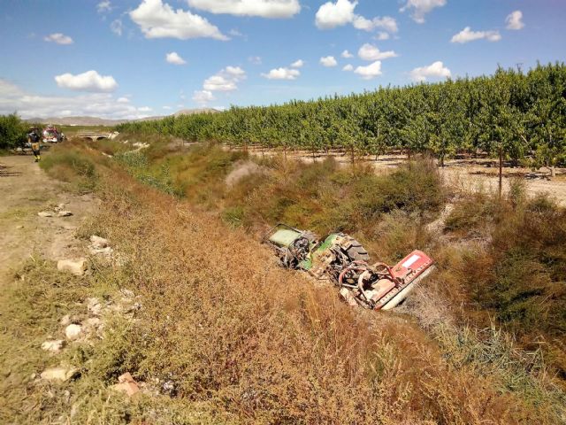 Rescatan y trasladan al hospital al conductor de un tractor que volcó y cayó a una acequia en una finca de Cieza