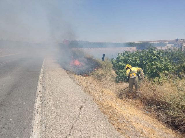 Efectivos del Plan Infomur extinguen un incendio forestal en Cieza