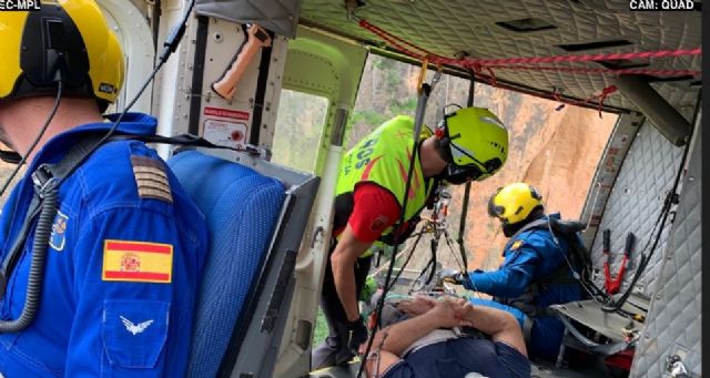 Servicios de emergencia atienden y trasladan a un senderista herido en Cieza