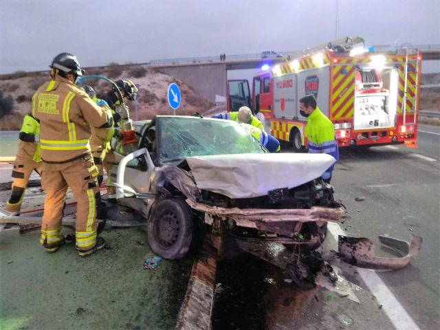 Servicios de emergencia rescatan, atienden y trasladan al hospital a 4 heridos en accidente de tráfico ocurrido en Cieza