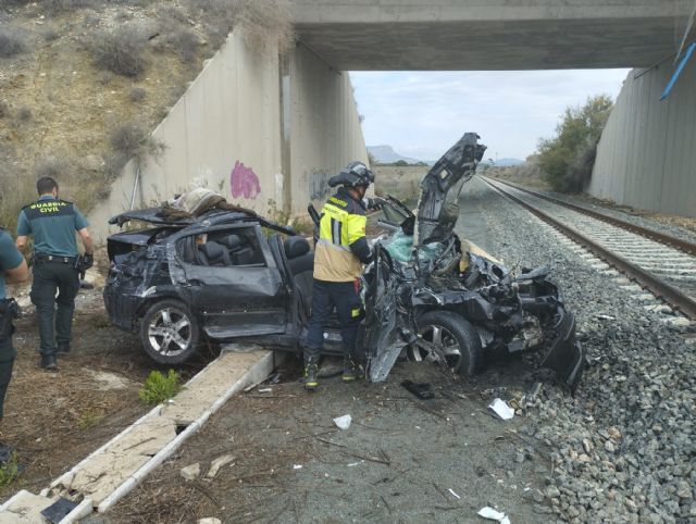 Rescatadosdos ocupantes de un turismo que ha caído desde un puente a la vía del tren