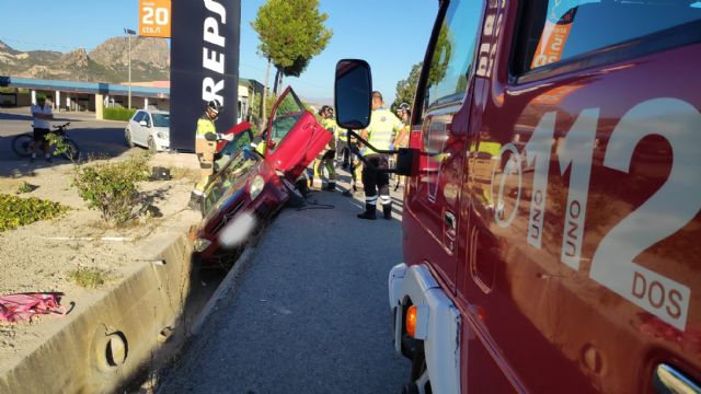 Servicios de emergencias rescatan y trasladan al hospital a un hombre herido en accidente de tráfico en Cieza