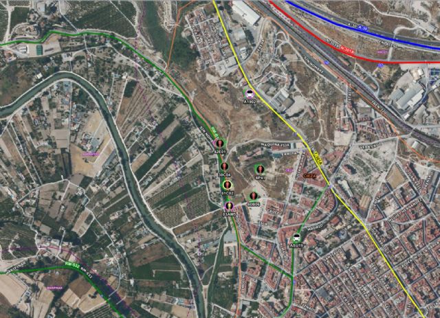 Bomberos trabajan en un incendio de vegetación en el paraje de la Isla, en Cieza