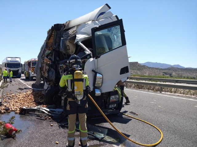 Un camionero herido al colisionar dos camiones en la autovía A-30, a su paso por Cieza