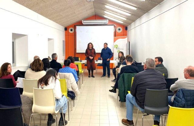 El gerente del Grupo Vega del Segura, José Luis Tornero, informó sobre la Estrategia de Desarrollo Local Participativo Vega del Segura 2023-2027 'La vega crece con Europa'