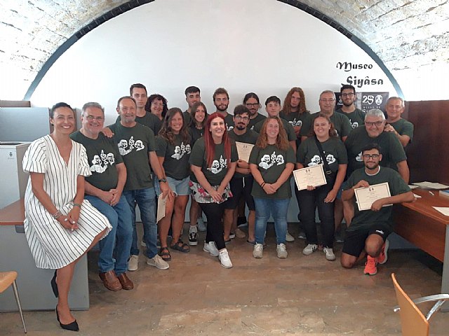 Entrega de los diplomas de asistencia a los 20 voluntarios en el Curso de Arqueología 'Hisn Siyâsa 2024'