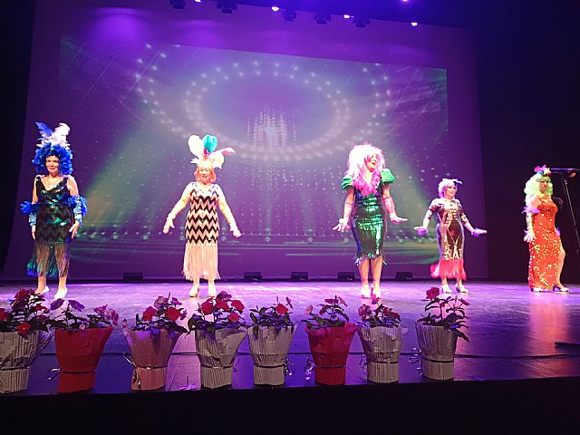 El Centro Municipal de Personas Mayores las Morericas clausuró el curso en el Teatro Capitol