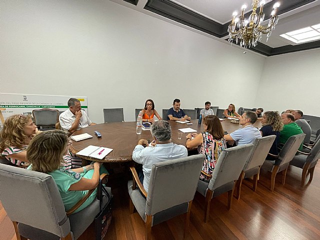 El alcalde y la concejala de Educación se reúnen con los directores de los centros educativos de la localidad