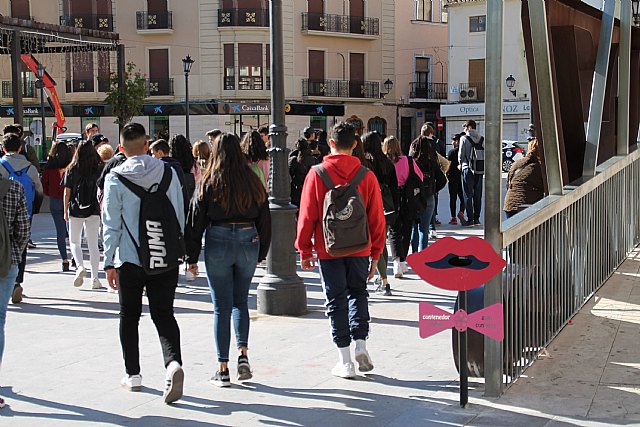 Unos 'labios rojos' contra el absurdo de tirar el chicle al suelo