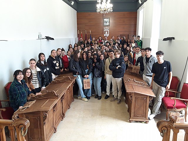 Recepción en el Ayuntamiento a estudiantes franceses de visita cultural en Cieza