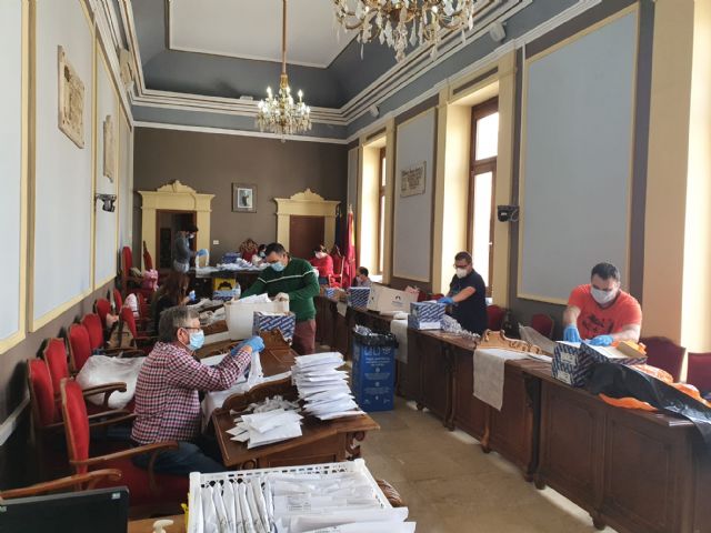 El Ayuntamiento de Cieza comienza el reparto de mascarillas solidarias
