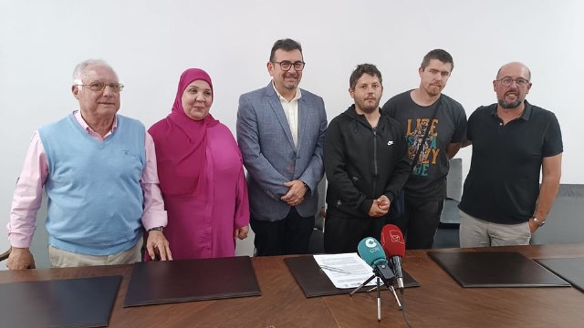 Convenio entre Ayuntamiento y AFEMCE para que usuarios de esta asociación realicen prácticas laborales en la Administración local