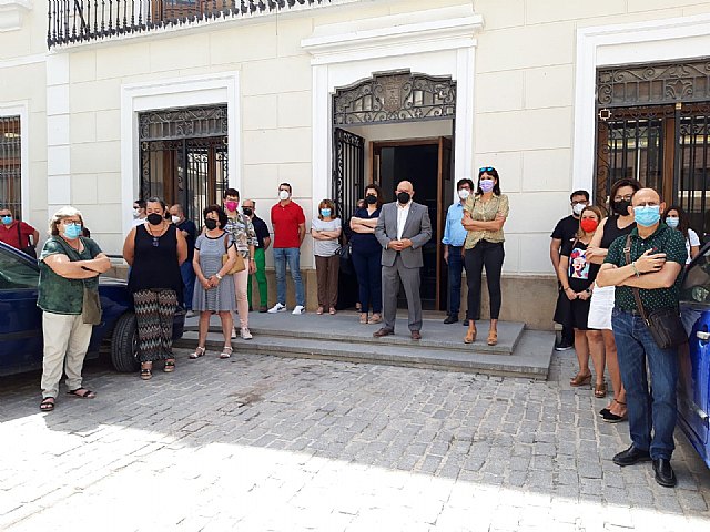 Corporación y funcionarios se concentran a las puertas del ayuntamiento contra la violencia machista