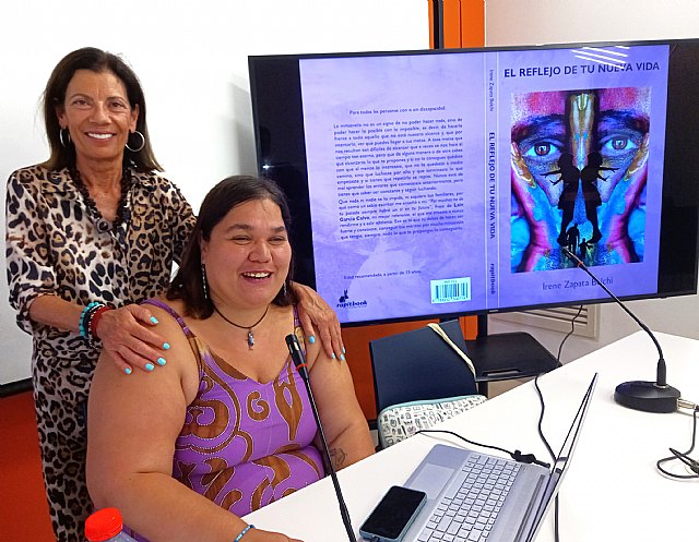 Irene Zapata Belchí ha presentado su libro 'El reflejo de tu nueva vida' en la Padre Salmerón