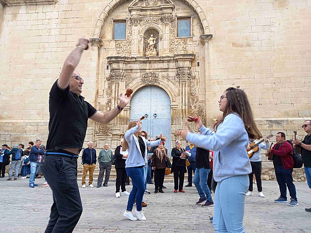 El XII Caracol Folk halló un escenario ideal en el mercadillo artesanal de noviembre