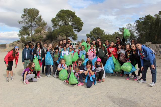 El grupo scout San Jorge realiza una limpieza de basura en la zona del Santuario de la Atalaya