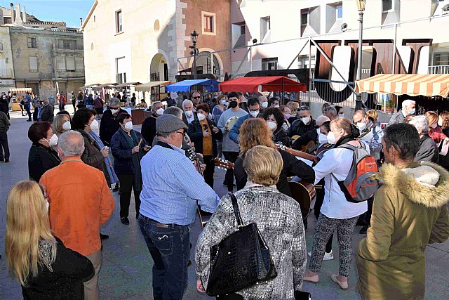 Las cuadrillas participantes en la XI Fiesta de las Tradiciones animaron el primer mercadillo artesanal post-pandemia