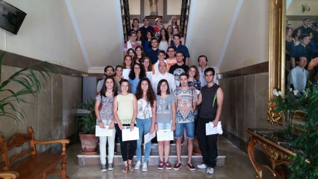 Alumnos del IES Diego Tortosa reciben los premios del concurso de spots  'Lo importante es participar'