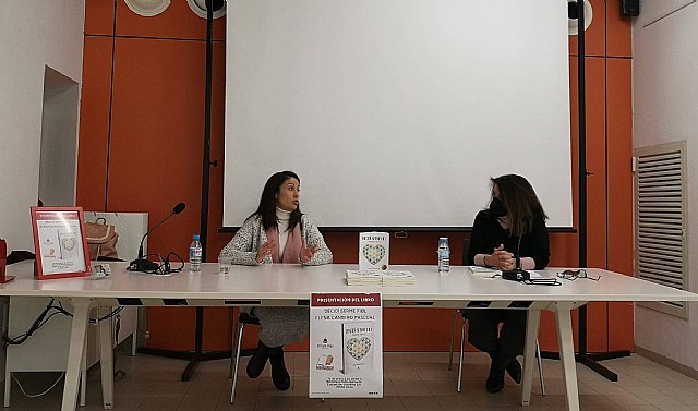 La Biblioteca Municipal acogió la presentación del libro de Elena Cantero 'Decidí serme fiel'