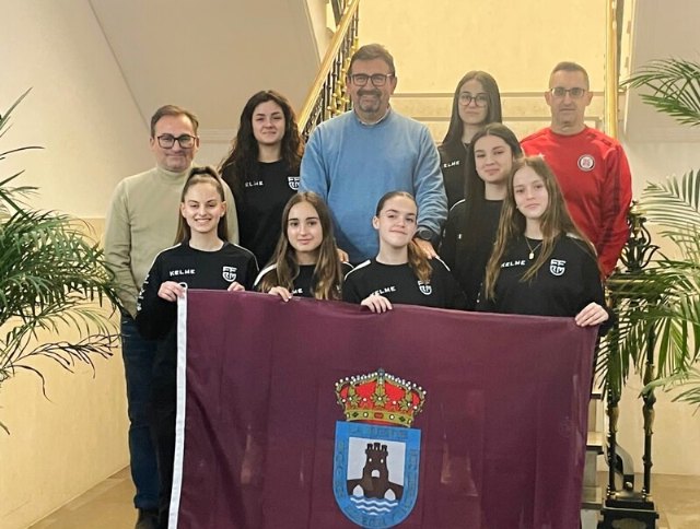 El alcalde recibe a las ciezanas que disputarán el Campeonato de España de Fútbol Sala infantil y cadete en Salou