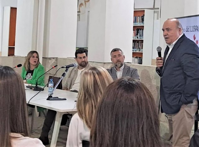 Martín Lerma presentó 'La prehistoria en la mochila' en el marco de la Feria del Libro