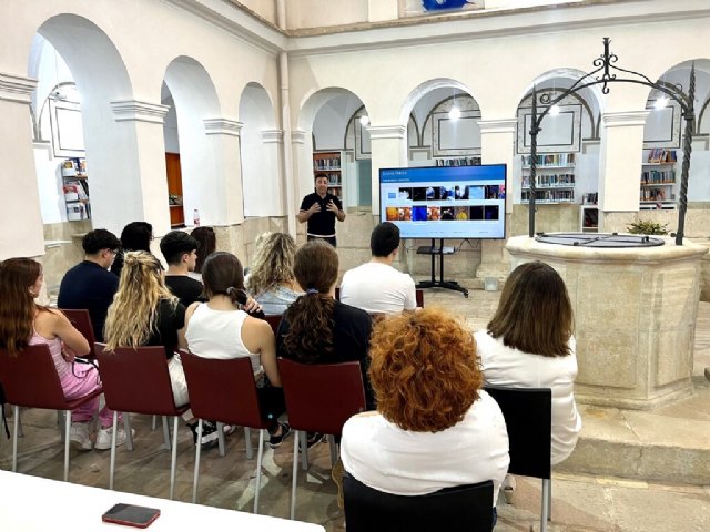 La I Feria del Libro del Valle de Ricote arrancó en la Biblioteca Municipal de Cieza con Fran J. Marbel