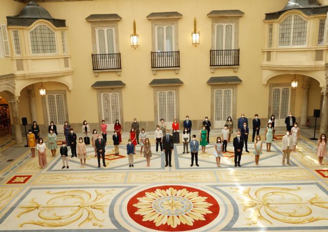 Nés Ruiz Martínez, alumna del CEIP San José Obrero de Cieza, recibida por don Felipe en el Palacio Real de El Pardo