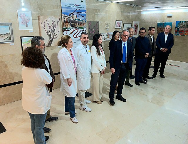 El alcalde asiste a la inauguración de la I Exposición de arte 'Una bocanada de floración en el Hospital de la Vega Lorenzo Guirao'