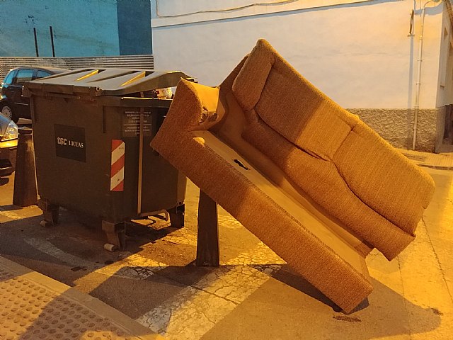 El ayuntamiento informa sobre el procedimiento para deshacerse de los muebles, enseres y pequeños escombros de las viviendas afectadas por la dana