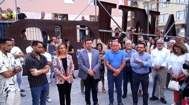 El dolor por Hanane sale a la calle y se expresa con silencio
