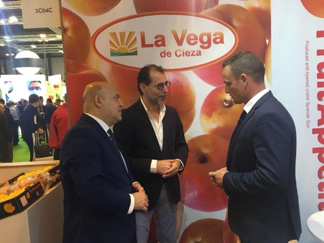 El alcalde y concejal de Agricultura apoyan a las cooperativas ciezanas en Fruit Atraccion