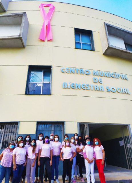 Política Social se suma al Día Mundial contra el Cáncer de Mama con un lazo rosa en la fachada del Centro de Bienestar Social