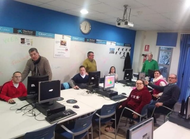El voluntariado de informática de mayores regresa al Centro Municipal Las Morericas