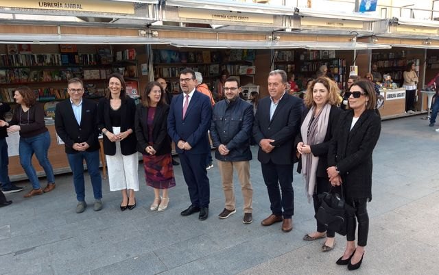 Las casetas de librerías y editoriales abren sus puertas al público