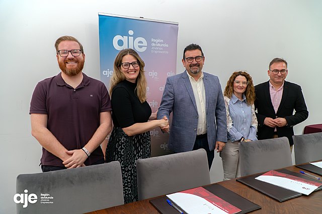 Firma de convenio entre AJE y el Ayuntamiento de Cieza