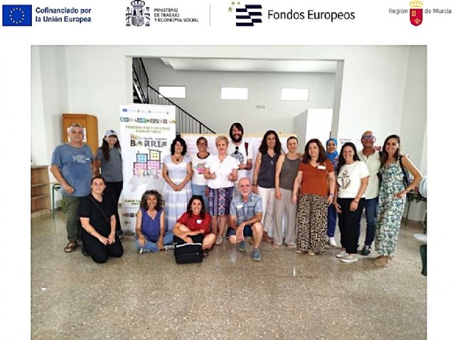 Miembros del Grupo de Acción Local 'Tejiendo Barrio, Hilando Vidas' asisten a jornada formativa compartiendo experiencias en Jumilla