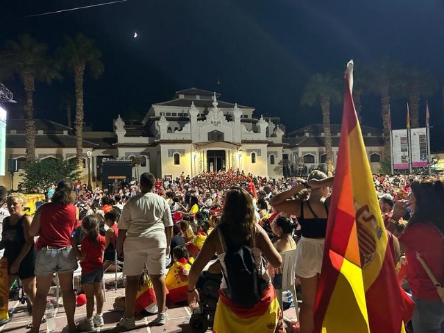 Miles de ciezanos salieron a la calle para festejar el triunfo de España en el mundial