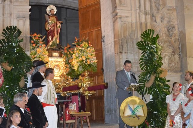El alcalde felicita a los Coros y Danzas de Cieza por un pregón que 'ha sido una verdadera obra de arte'